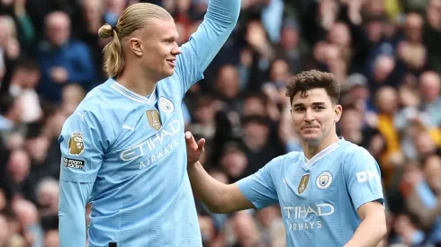 Erling Haaland y Julián Álvarez, delanteros de Manchester City.
