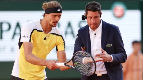 Zverev discute el pique con el umpire.