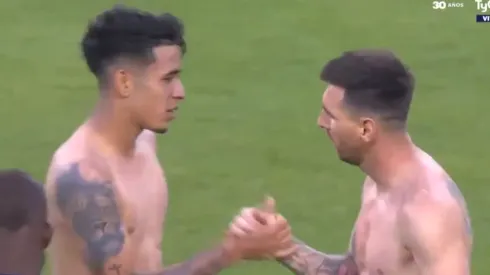 Messi intercambió su camiseta en el amistoso.