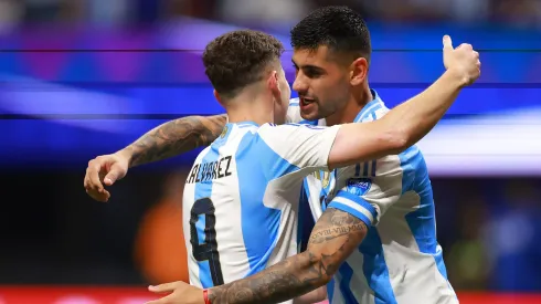 Julián Álvarez festeja su gol con Cuti Romero.