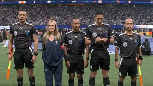 La periodista, junto al árbitro Jesús Valenzuela.