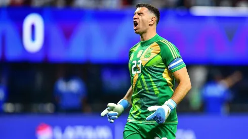 Dibu Martínez y un particular festejo ante Chile.