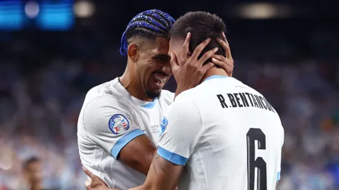 Araújo y Bentancur celebran el quinto.