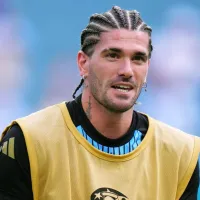 El show de De Paul ante Perú: risas con Messi en el banco, cánticos y nuevo look