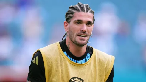 De Paul, activo en el banco de suplentes.