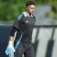 Tres años después le pudo hacer upa: Dibu Martínez salió de la concentración argentina por un motivo muy especial