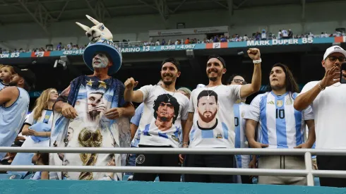 Los hinchas argentinos alientan a la Scaloneta.