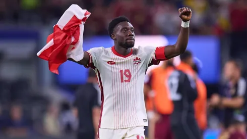 Alphonso Davies celebrando el triunfo sobre Venezuela.