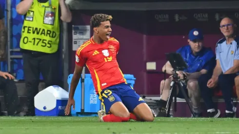 El festejo de Lamine Yamal por su golazo.