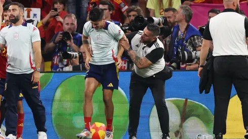 Álvaro Morata, junto al guardia de seguridad que lo golpeó involuntariamente.