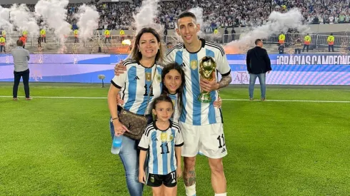 Ángel Di María, con su esposa Jorgelina Cardoso y sus hijas Mía y Pía.