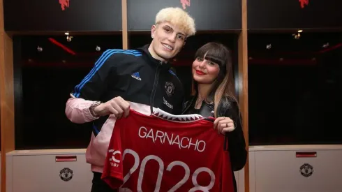 Alejandro Garnacho junto a Eva García.