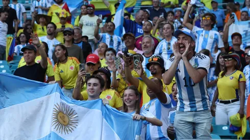 Los hinchas argentinos comparten tribuna con los colombianos.