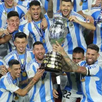 La actitud de Lionel Messi con Ángel Di María y Nicolás Otamendi al recibir el trofeo de la Copa América