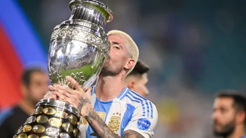Rodrigo De Paul con el trofeo de la Copa América.