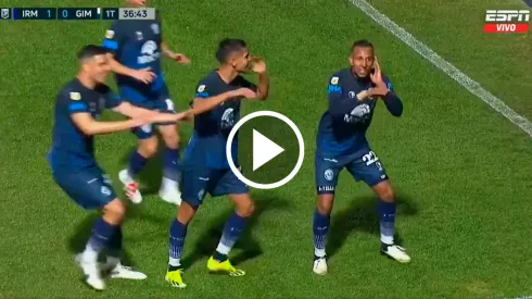 Villa festejó con baile el gol de su equipo.