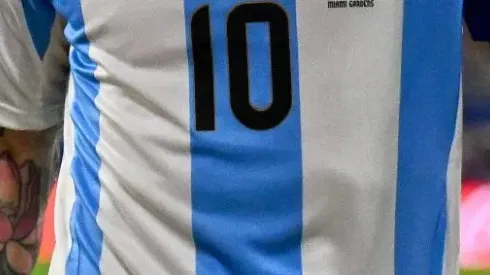 La Selección Argentina, en los Juegos Olímpicos de París 2024, utilizará una camiseta sin el escudo de la AFA.