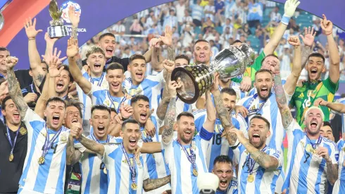 Nicolás Otamendi festejando con el resto de sus compañeros.