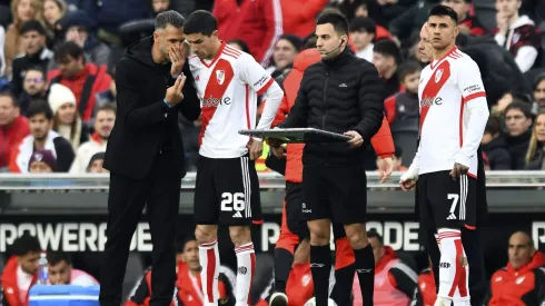 BUENOS AIRES, ARGENTINA - JULY 21: Martin Demichelis of River Plate gives instructions to Ignacio Fernandez of River Plate during a Liga Profesional 2024 match between River Plate and Lanus at Estadio Más Monumental Antonio Vespucio Liberti on July 21, 2024 in Buenos Aires, Argentina. (Photo by Rodrigo Valle/Getty Images)