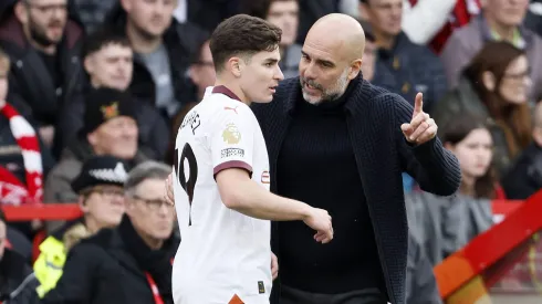 Julián Álvarez recibiendo indicaciones de Josep Guardiola.