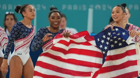 Simone Biles, junto a sus compañeras del equipo de Estados Unidos.