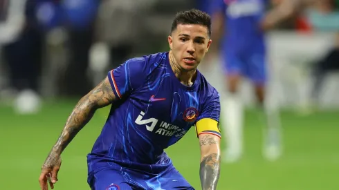 Enzo Fernández, con la cinta de capitán en el amistoso entre Chelsea y América.