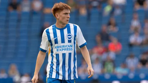 Valentín Barco con la camiseta de Brighton.