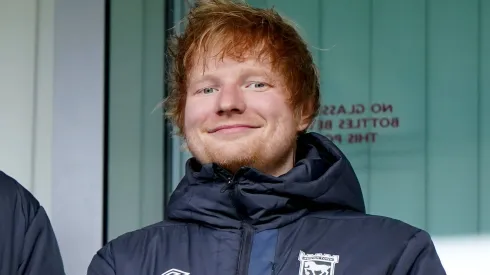 Ed Sheeran con su campera del Ipswich Town.