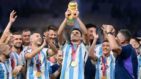 El Huevo levanta la Copa del Mundo en pleno Lusail