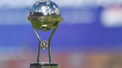 El trofeo de la Copa Sudamericana