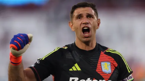 Sterling podría irse de Chelsea a Aston Villa con Dibu Martínez