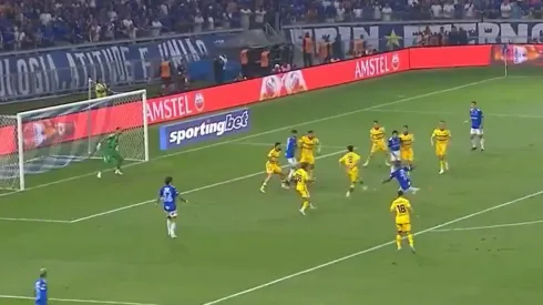 La jugada de la polémica en la previa al gol de Walace.