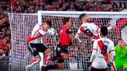 La mano de Maxi Meza que no fue cobrada como penal.