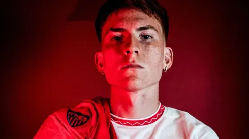 Valentín Barco, lateral izquierdo del Sevilla (X @SevillaFC).