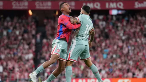 Ángel Correa celebra su gol junto a Lino.