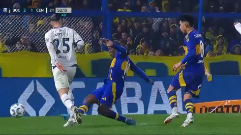 La explicación arbitral sobre el posible penal de Advíncula ante Copetti