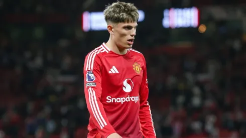 Alejandro Garnacho mantuvo un fuerte cruce con un aficionado del Manchester United en redes sociales tras la derrota con Liverpool.