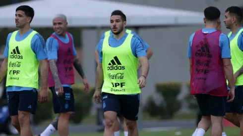 Emiliano Buendía, entrenando con la Selección Argentina junto a Gio Simeone, Enzo Fernández y Ángel Correa, entre otros.