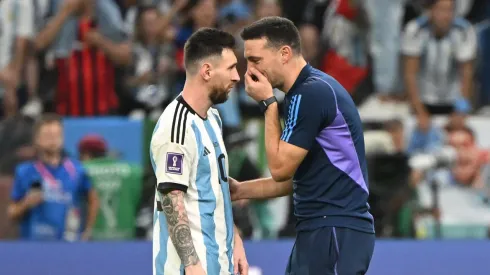 Una charla entre Messi y Scaloni durante el Mundial 2022.