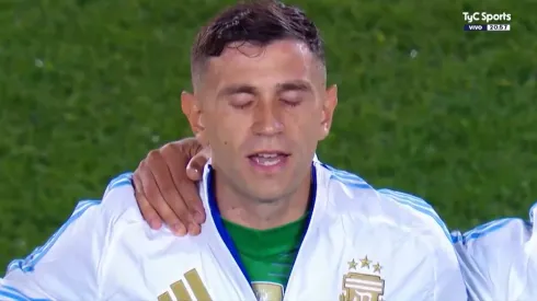 Dibu Martínez dejando ver el parche.