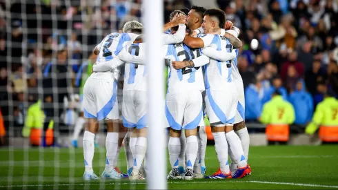 Argentina se hizo fuerte en Núñez y goleó a Chile por 3 a 0.