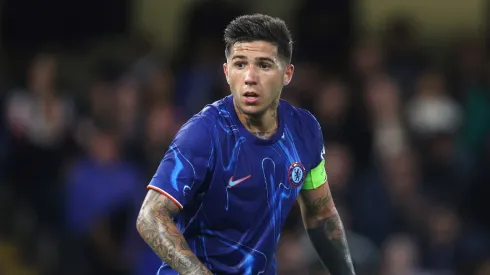 Enzo Fernández, capitán del Chelsea, con cara preocupada.