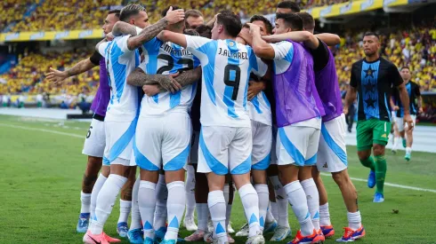 Los jugadores argentinos celebran su gol ante Colombia.