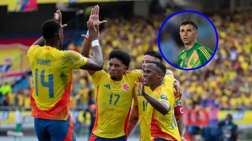 Jhon Durán, en el festejo de gol de Colombia con Mojica, Arias y James Rodríguez, contra Dibu Martínez.