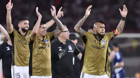 BARRANQUILLA, COLOMBIA - AUGUST 20: Arturo Vidal of Colo Colo celebrates with teammates after winning the Copa CONMEBOL Libertadores 2024 Round of 16 second leg match between Junior and Colo-Colo at Estadio Metropolitano on August 20, 2024 in Barranquilla, Colombia. (Photo by Gabriel Aponte/Getty Images)