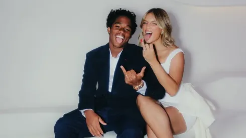 Endrick junto a su pareja Gabriely Miranda.