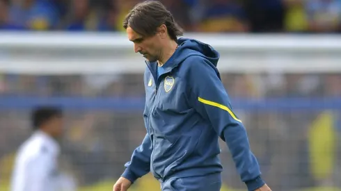 Diego Martínez, cabizbajo tras la derrota ante River en La Bombonera.