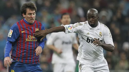 Lassana Diarra, en un Real Madrid vs. Barcelona marcando a Messi.