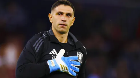 Dibu Martinez fue homenajeado por Aston Villa