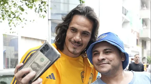 Cavani con un hincha en Rosario.